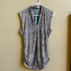 Women’s Lex & Madison sleeveless v-neck top- NWT